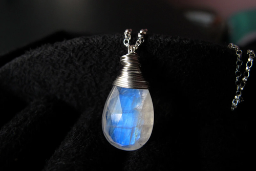 Ay Taşının Bilimsel Yolculuğu: Özellikleri, Türleri ve Kristallerin Ardındaki Gerçekler