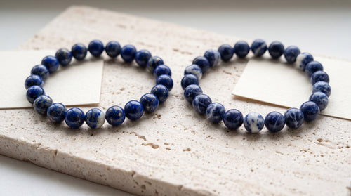Lapis lazuli ve sodalit bilekliğin yan yana karşılaştırması