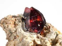 Clinohumite Doğal Taşı: Özellikleri, Çıkarıldığı Bölgeler ve Kullanım Alanları