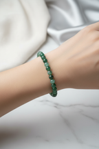 Zümrüt Doğal Taş Bileklik – 6 mm Misinalı, Unisex Tasarım