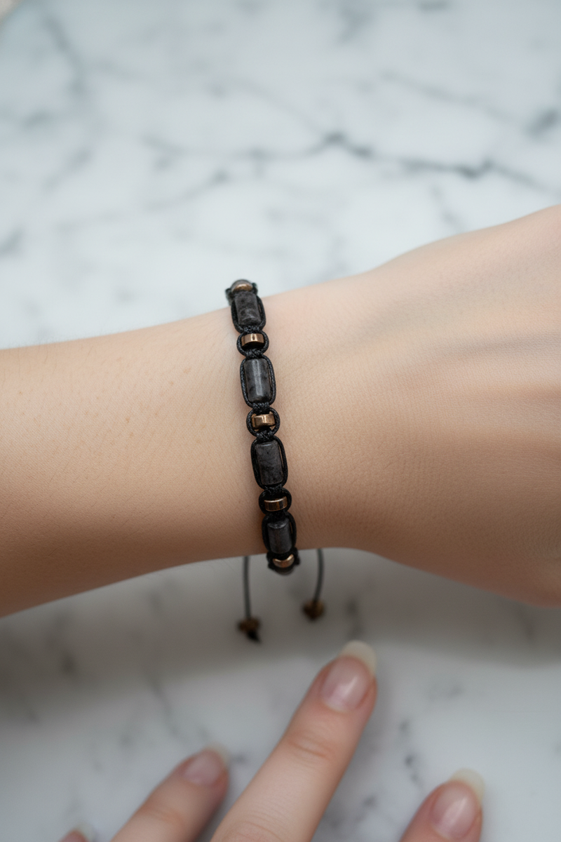 Spektrolit ve Hematit Doğal Taş Bileklik – İpli Köşeli Makrome Model, Unisex Tasarım - Görsel 2 - Safnaturel