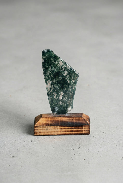 Yosunlu Akik Doğal Taş Ahşap Standlı Parça