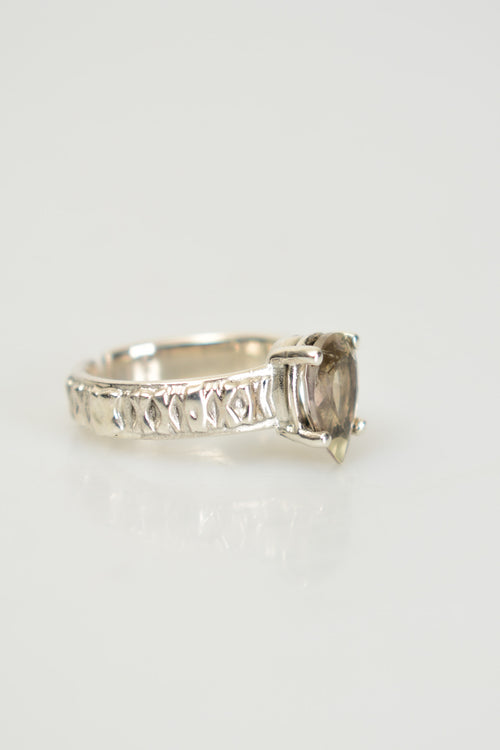 Zultanit ( Diaspore ) Doğal Taş 925 Ayar Gümüş Yüzük ( 2.26  Carat )